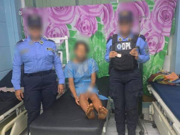 La fémina fue ingresada a un centro médico para revisar su estado de salud tras el parto. Era custodiada por agentes de la Dirección Policial de Investigaciones (DPI)