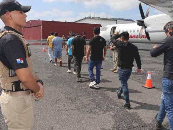 El vuelo hacia Colombia y Ecuador partió del pequeño Aeropuerto Marcos A. Gelabert.