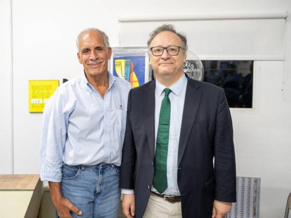 El candidato presidencial por el Partido Nacional, Nasry Asfura, junto a Francisco Assis, encargado de liderar misión de observación electoral de la Unión Europea.