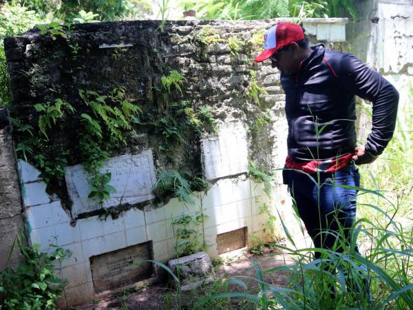 La tumba de Jesús Aguilar Paz en el Cementerio General permanece descuidada, con mausoleo deteriorado y vegetación que amenaza su estructura.