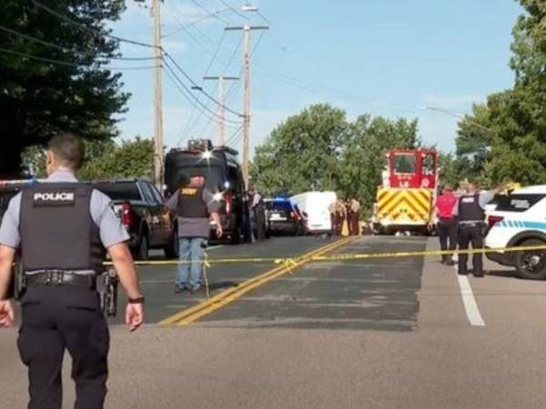 Los agentes llegaron hasta la escuela para asistir el hecho violento.
