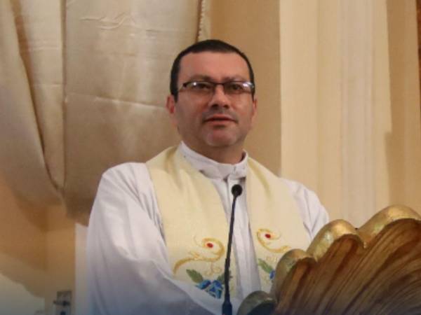 El padre Carlo Magno hizo un llamado a la población hondureña.