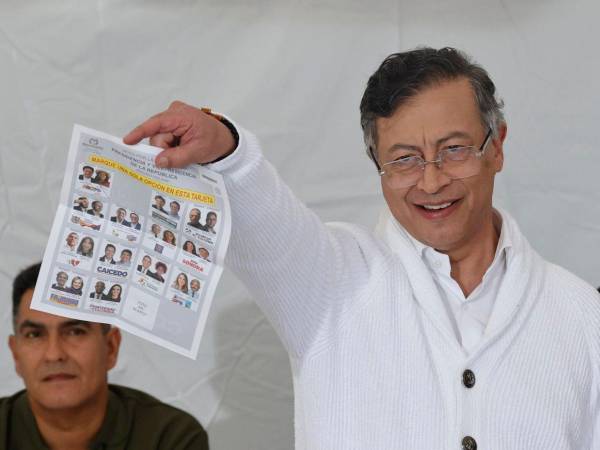 Tras votar, en el Capitolio Nacional, en Bogotá, el mandatario mostró ante las cámaras el tarjetón marcado a favor de Cepeda.