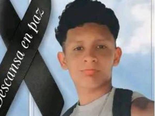 El cuerpo del joven quedó tendido sobre la calle, junto a la motocicleta en la que se conducía al momento del ataque.