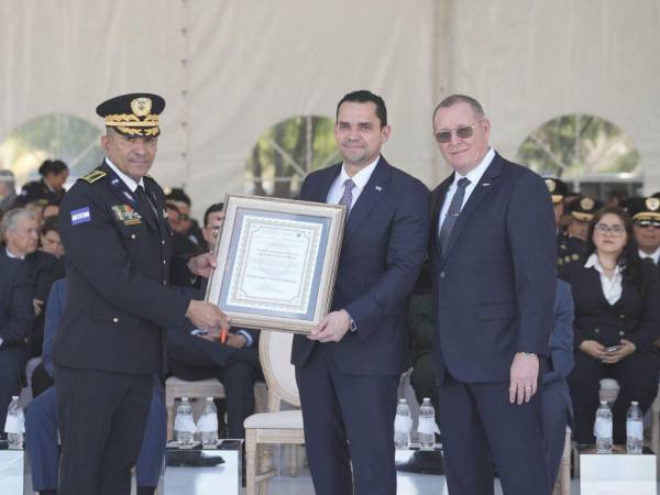 Tomás Zambrano recibió una distinción durante la ceremonia del Día del Policía Hondureño.