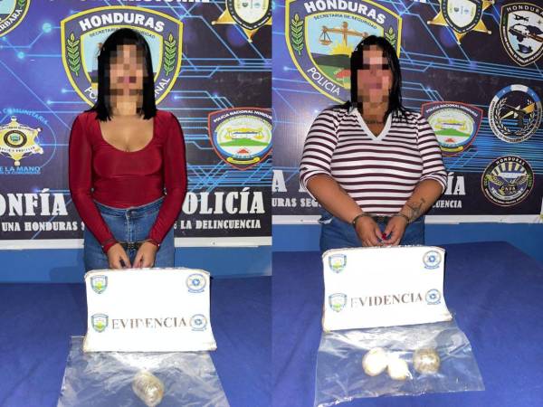 Una de las mujeres portaba tres envoltorios con supuesta <b>droga</b>, mientras que la segunda llevaba un envoltorio.