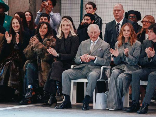 El rey Carlos III junto a la directora ejecutiva del British Fashion Council, Laura Weir inauguran la London Fashion Week, con su asistencia al desfile de la joven diseñadora británico-nigeriana Tolu Coker.