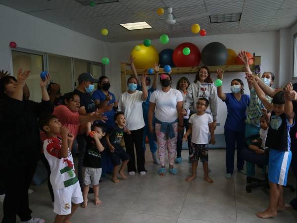 Cada sonrisa en Arca de Esperanzas es una victoria. Niños y terapeutas trabajan juntos para desafiar los límites con paciencia, ternura y fe.