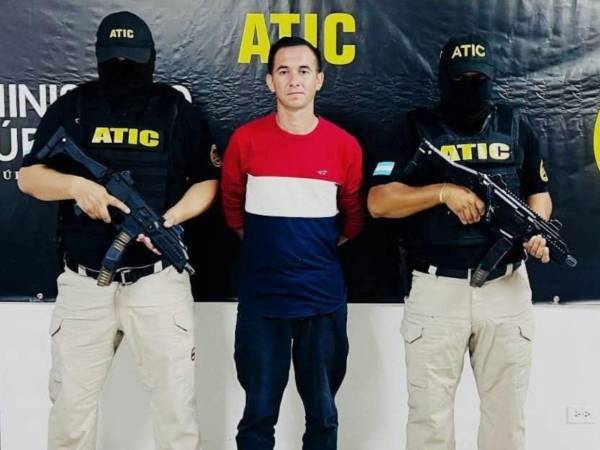 Wilmer Gutiérrez Sánchez, padrastro de Elvis Eliú, es trasladado al Palacio de Justicia de San Pedro Sula para su audiencia inicial.