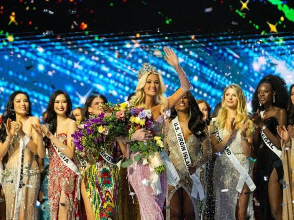 Hace un año Victoria Kjær Theilvig saludó al público como la nueva Miss Universo, y ahora, está lista para coronar la noche de este jueves 20 a la nueva embajadora de la belleza mundial.
