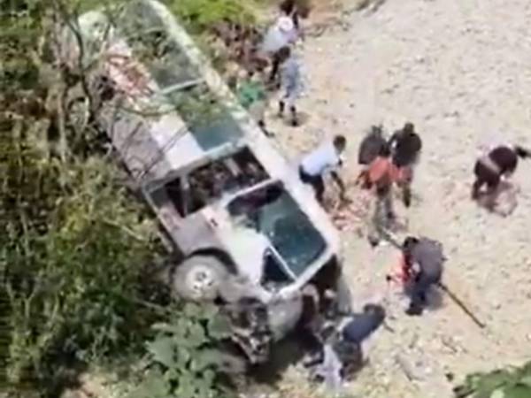 Se desconoce qué provocó que el bus cayera por la hondonada.