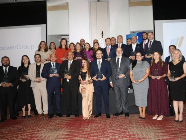 Un grupo de empresario llegaron hasta la capital hondureña para ser reconocidos por su liderazgo y dedicación por Honduras.