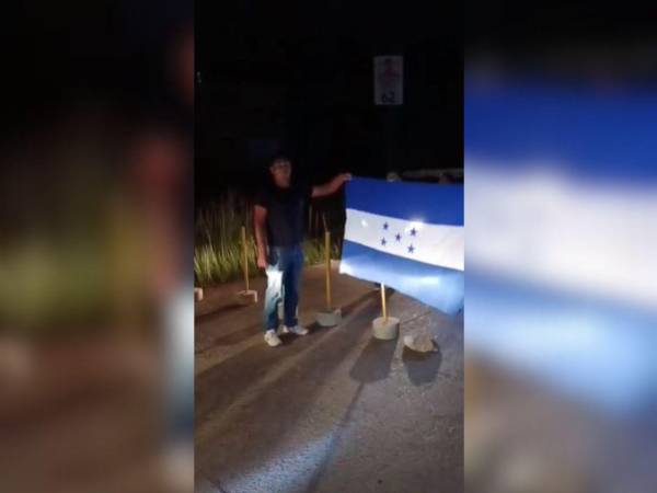 Los pobladores mantienen tomados los dos carriles de la carretera.