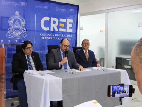 La población recibirá un trancazo en el recibo de la energía eléctrica. La imagen fue tomada durante la conferencia de la CREE.