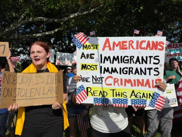 En diversas ciudades de Estados Unidos se llevaron a cabo acciones de protesta contra las redadas para capturar a los inmigrantes indocumentados que son impulsadas por el presidente Donald Trump este sábado. La indignación es tal que ni su casa en Mar-a-Lago se salvó de los manifestantes.