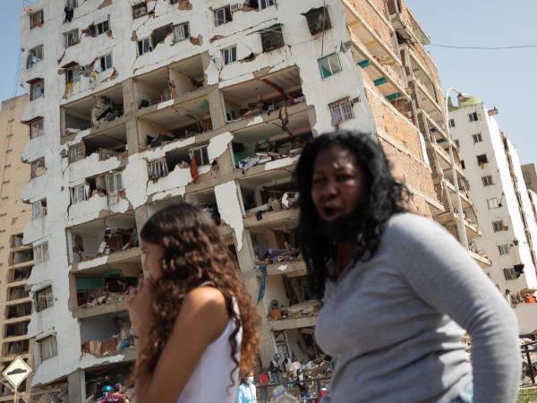 Mileidy Duque, Juan Yépez y otros miles de venezolanos buscan desesperadamente a sus familiares en hospitales, clínicas, morgues y zonas devastadas en el estado La Guaira, en Venezuela, tras el doble terremoto de magnitud 7,2 y 7,5 del miércoles.