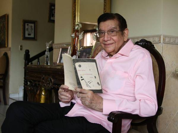 Tulio Galeas sostiene la primera edición de su primer libro “Las razones”, publicado en 1970, cuando aún era estudiante de Medicina.