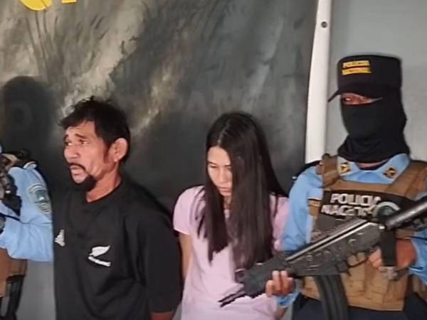 Entre los detenidos está una mujer identificada por las autoridades como la Carol.