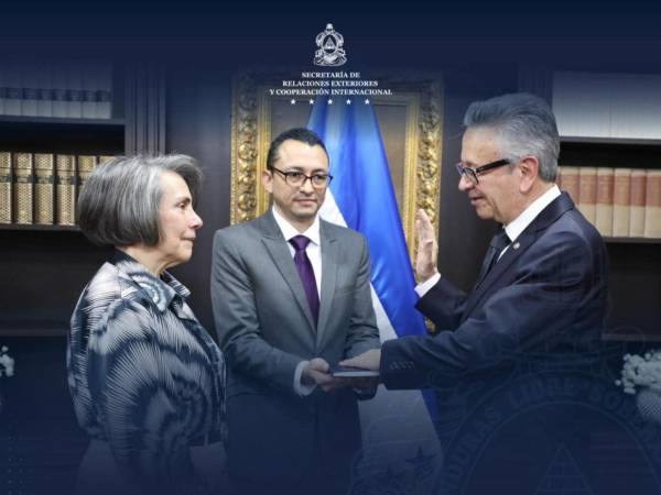 La canciller Mireya Agüero juramentó este viernes a Roberto Flores Bermúdez como embajador de Honduras ante Estados Unidos.