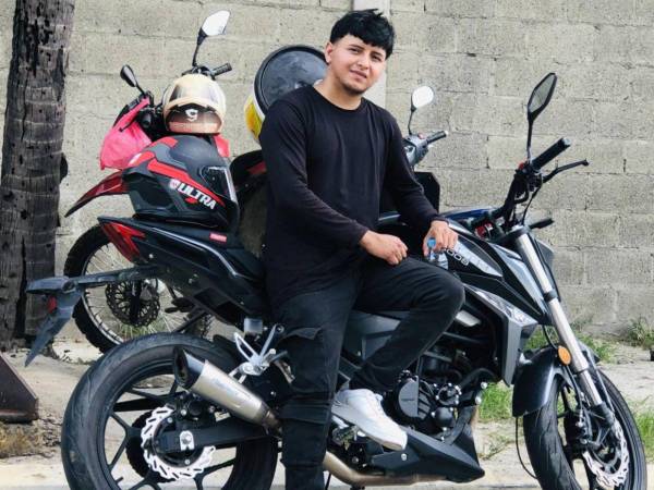 Un joven motociclista perdió la vida la noche del lunes -6 de octubre- tras ser arrollado por una rastra en el segundo anillo de la ciudad de San Pedro Sula, zona norte de Honduras. Su padre localizó el lugar del accidente tras una corazonada. Esto dijo: