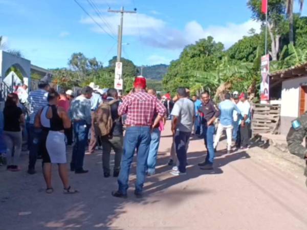 Los centros de votación abrieron a las 07:00, cuando varios ciudadanos ya hacían fila para ejercer el sufragio.