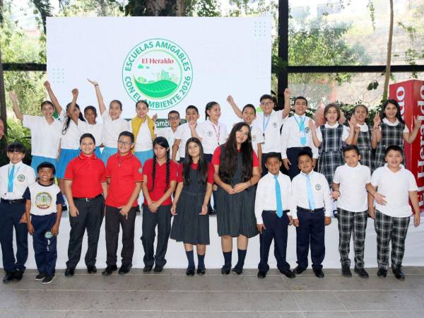 ¡Unidos por el planeta! Los pequeños líderes ecológicos de cinco escuelas participantes se comprometieron a hacer circular el mensaje verde para el cuidado del ambiente hacia un futuro más sostenible.