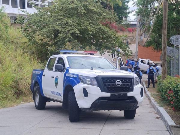 Agentes de la Policía Nacional acordonaron el lugar de la escena del crimen donde levantaron evidencias relacionadas al crimen.
