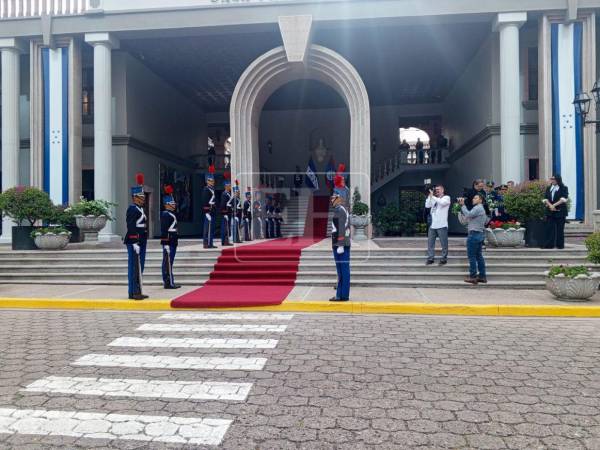 El Primer ministro beliceño llegó a Casa Presidencial donde se desarrollará la reunión con el presidente hondureño Nasry Asfura.