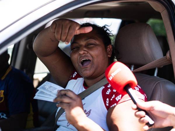 Una aficionada catracha muestra con orgullo las entradas para ver a la H en su partido decisivo ante Panamá.