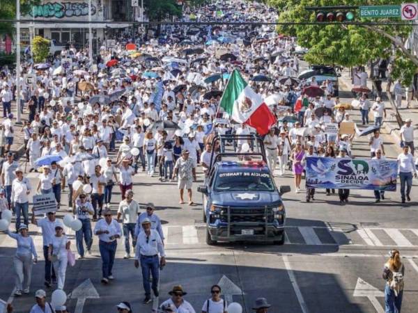 Al menos diez personas fueron asesinadas en el estado mexicano de Sinaloa (noroeste) en la víspera de la 'marcha por la paz' realizada este domingo 13 de septiembre, al cumplirse dos años del recrudecimiento de la violencia en la región por la guerra interna entre facciones del Cartel de Sinaloa, que ha dejado más de 3,000 muertos.