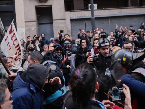 Manifestantes frente al Congreso argentino exigen justicia para Cristina Fernández.