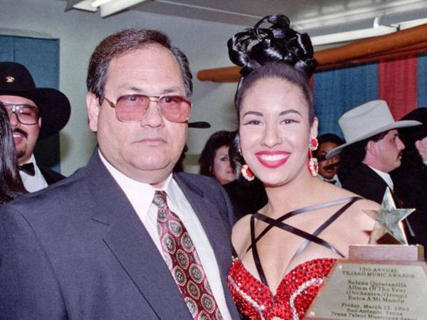 A.B. Quintanilla informó la mañana de este 13 de diciembre sobre la muerte de su padre, Abraham Quintanilla, a través de una publicación en su cuenta oficial de Instagram. Aquí los detalles: