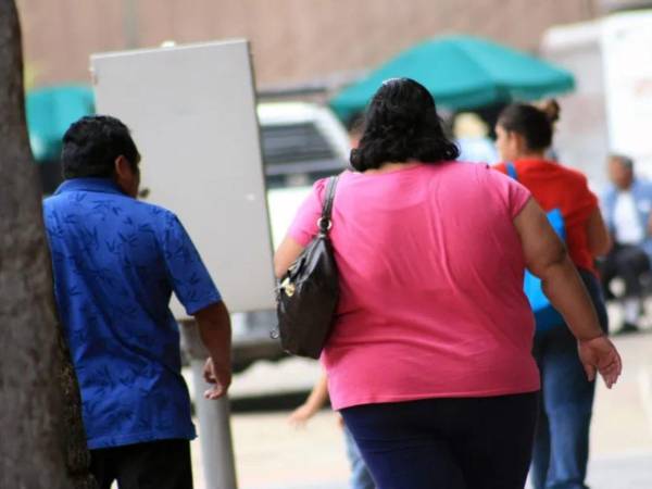 Estados Unidos ordena negar residencia a extranjeros con problemas de salud como la obesidad.