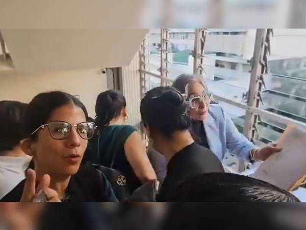 Las parlamentarias fueron ignoradas por el personal de secretaría, quien salió sin prestarles atención a su solicitud.