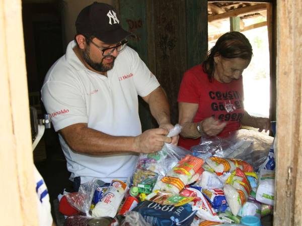 Doña Santos Velásquez recibió con alegría la donación de alimentos y confesó que no tanía nada antes de que llegara EL HERALDO, debido a la sequía.