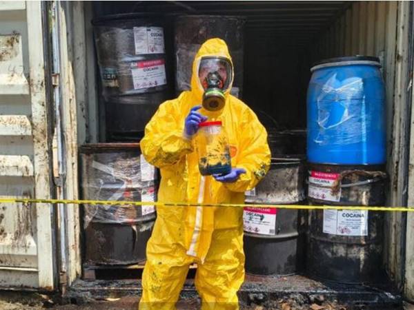 Personal técnico y agentes especializados de la Fiscalía Especial Contra el Crimen Organizado realizaron este 20 de mayo la toma de muestras en unos 40 barriles de grasa industrial decomisados en Naco, Cortés, como parte de un proceso pericial que busca determinar si el contenido fue contaminado con posible cocaína líquida. ¿De qué se trata el presunto ilícito?