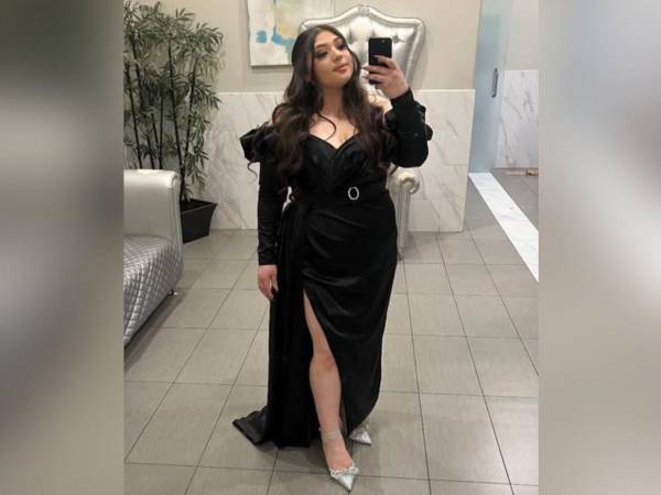 La influencer de cocina, Yarely Ashley Hermosillo, perdió la vida mientras viajaba junto a su esposo y su hija de cuatro años, cuando una bala perdida le impactó en la cabeza. Los hechos se registraron el pasado 15 de agosto, pero su deceso se dio a conocer hasta ahora en redes sociales.