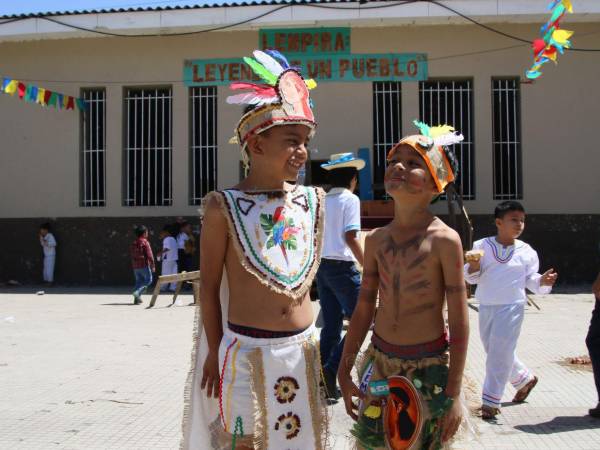 La conmemoración del Día del Indio Lempira reunió a estudiantes y docentes para honrar al líder indígena y fortalecer la identidad nacional.