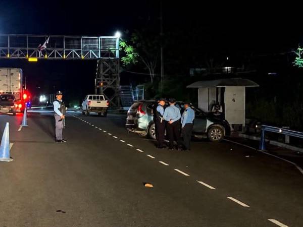 Personal de Medicina Legal y Ciencias Forenses se desplazó hasta el sitio para realizar el levantamiento cadavérico de la mujer que perdió la vida en el lugar.