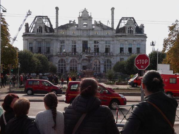 Los vecinos de Limoges, ciudad de 130.000 habitantes del centro de Francia, viven con desolación la destrucción de su Ayuntamiento anoche, tras el fuego originado por encapuchados durante las protestas masivas contra el encarecimiento del coste de la vida, que se sucedieron el sábado por todo el país.