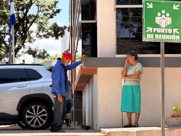Don Gregorio Hernández y su compañera de hogar llegaron a la morgue del Ministerio Público (MP) para poder retirar el cuerpo de su nieto Juan Ramón.