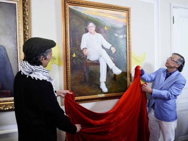 La obra muestra a Petro de cuerpo entero, vestido de blanco y con zapatos deportivos del mismo color, sentado en un sillón y con un lápiz en la mano izquierda, un gesto que suele repetir cuando habla desde el atril en sus discursos, rodeado por tres mariposas amarillas que representan la obra del nobel Gabriel García Márquez.