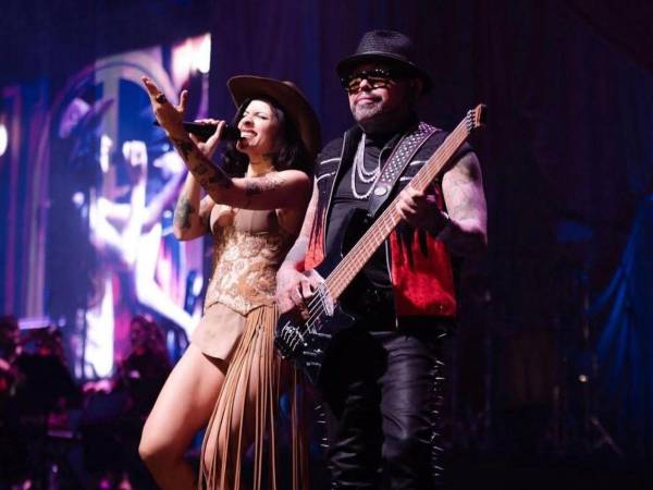 Cazzu llegó a San Antonio, Texas, y sorprendió al público con la presencia del músico, productor y compositor estadounidense A.B. Quintanilla, hermano de la reconocida cantante Selena Quintanilla.