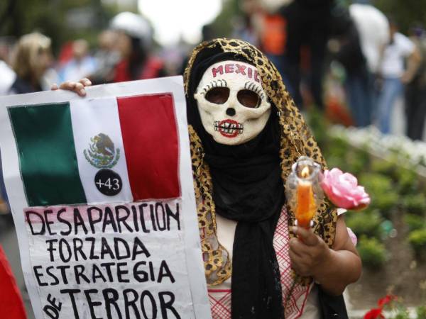 Padres y madres de los 43 estudiantes de Ayotzinapa encabezaron este sábado una nueva marcha desde el monumento del Ángel de la Independencia, en Ciudad de México, al cumplirse 12 años de la desaparición de los jóvenes y sin que hasta ahora se haya esclarecido su caso.