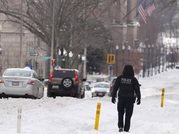 Más de una veintena de estados del centro, sur y este de Estados Unidos han activado protocolos de emergencia desde el pasado sábado debido al enorme frente que está dejando heladas e importantes precipitaciones de aguanieve y nieve.