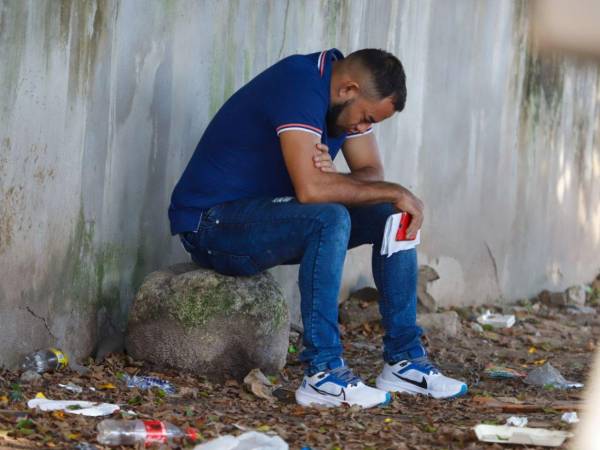 Los familiares, desconsolados, llegaron hasta la morgue de San Pedro Sula para reclamar el cuerpo de la menor.