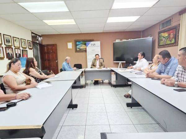 El ministro director del Instituto Nacional Agrario (INA), Javier Talabera, sostuvo un encuentro con representantes del Sitraina y Gerardo Iglesias de la Unión Internacional de Trabajadores de la Alimentación.