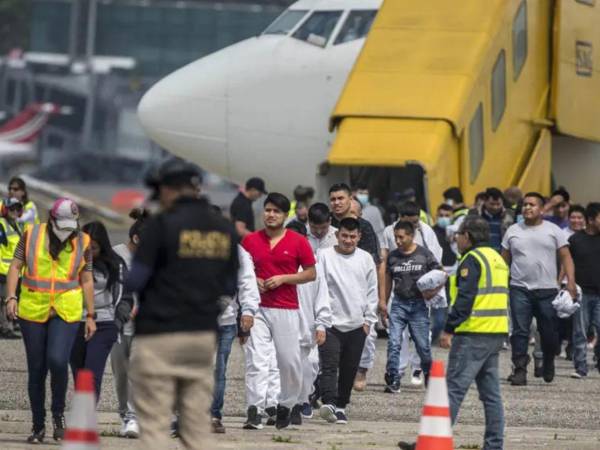El grupo arribó a la terminal aérea sampedrana en dos vuelos, uno de carácter militar y otro comercial, de acuerdo con los datos proporcionados sobre la llegada de los connacionales.