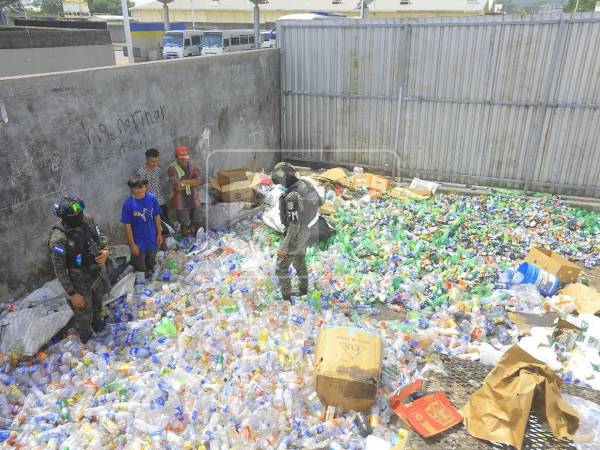 Tras el intenso operativo de la Policía Militar, junto a binomios del Batallón Canino, en el área de basureros y reciclaje de la Gran Central Metropolitana en San Pedro Sula, fue encontrada droga oculta entre los desechos sólidos. Aquí las imágenes del operativo.