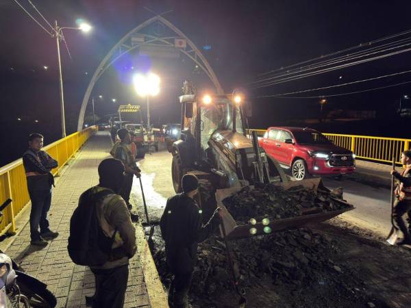 Las cuadrillas ejecutaron bacheos nocturnos en los 22 puntos de la ciudad. El puente Juan Ramón Molina fue intervenido.